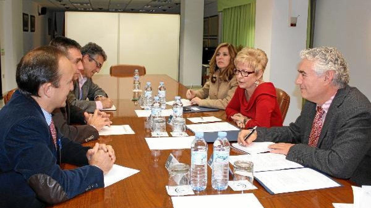 Reunión de Coexphal con la consejera Elena Víborase;clip:rect(4