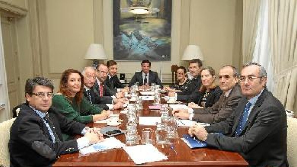 Foto de la reunión de la Ministra Ana Pastor con los dirigentes del PP almeriensetyle>.apq
