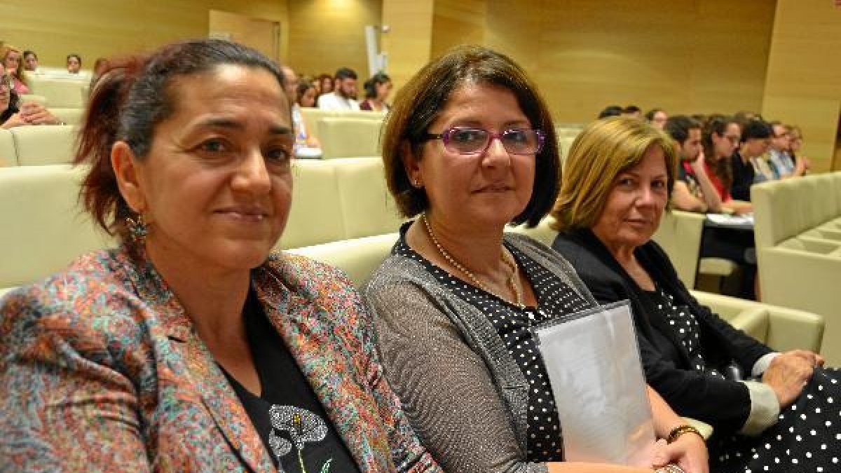 En primer plano Inmaculada Gómez Becerra junto a las directoras del curso.tyle>.apqj{posit