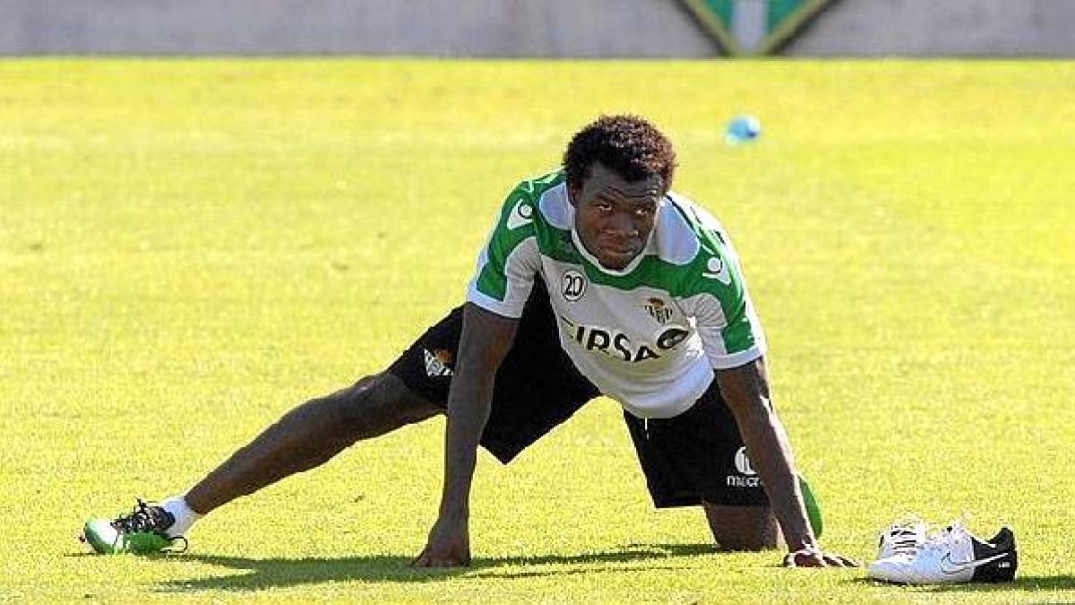 Nosa, en un entrenamiento con el Real Betis.x,a