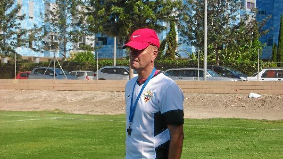 Miguel Rivera, atento al trabajo del equipo.x,a