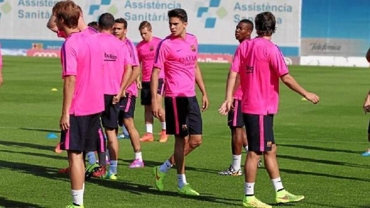 Muchos jóvenes en la primera sesión de trabajo en el Barça.e;cl
