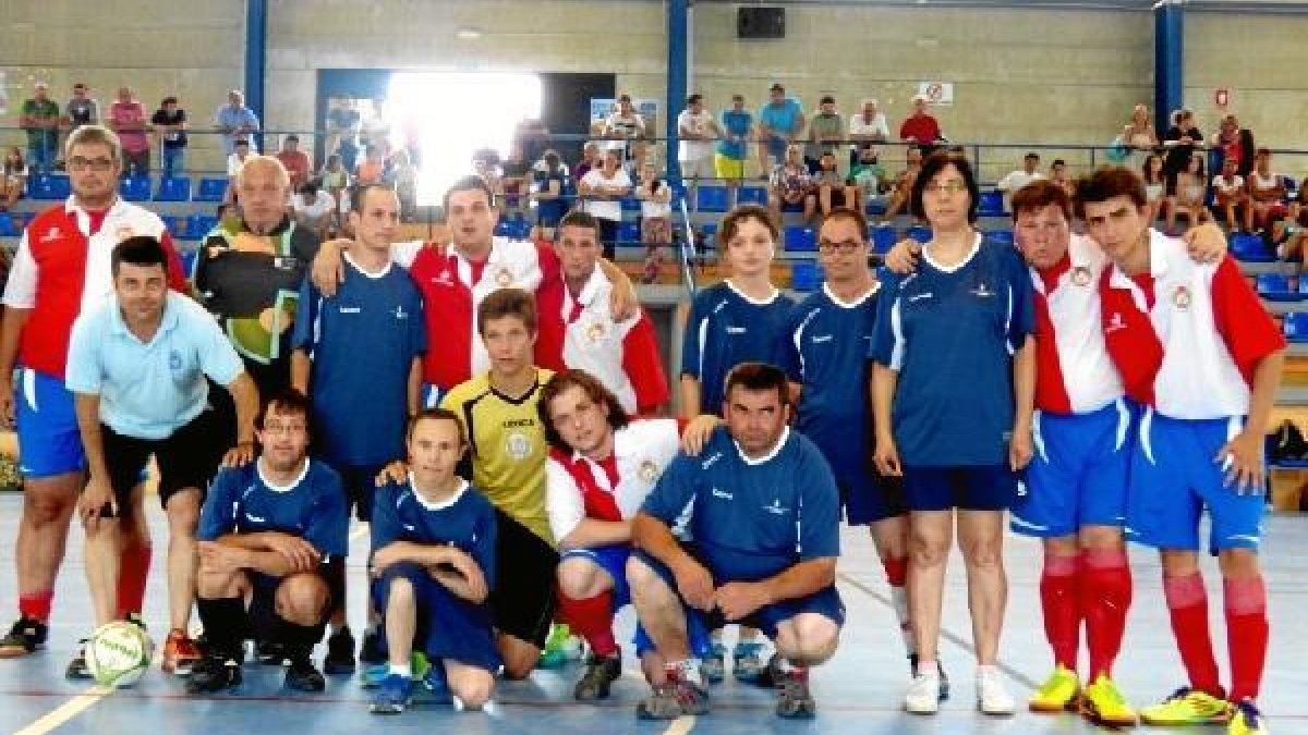 Antes de comenzar el partido posaron juntos los dos equipos.e;c
