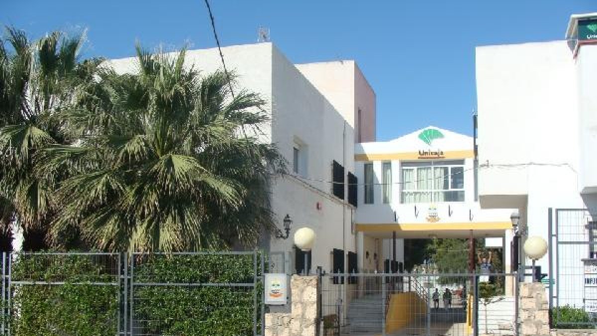 Fachada de la EFA Campomar.o,469px);}