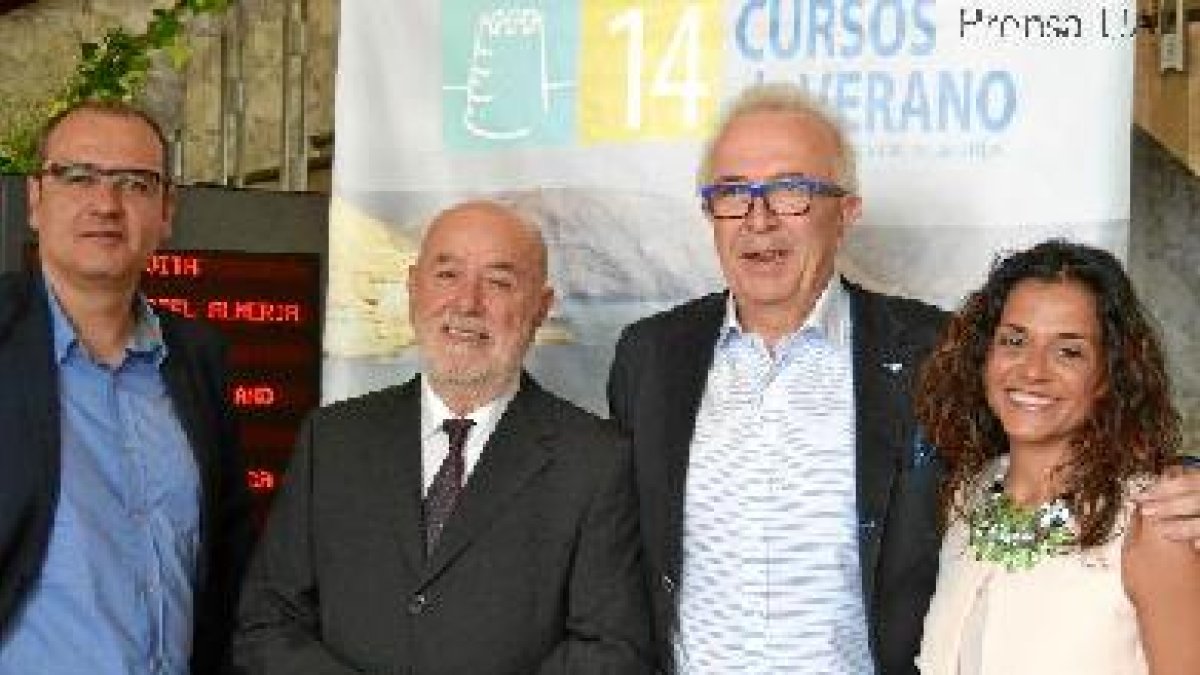 El Consejero y el Rector con los directores del curso.e;clip:re