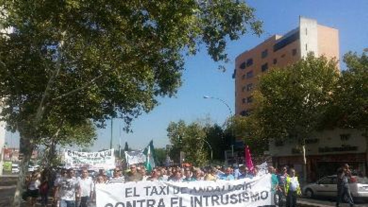 Concentración en Sevilla del sector del taxi andaluz, incluido el almeriense.tyle>.apqj{po