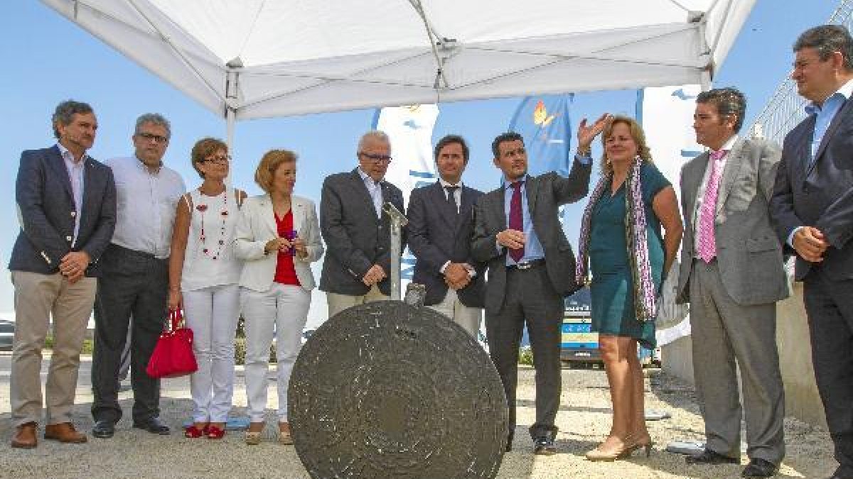 Representantes empresariales e Institucionales en la inauguracióntyle>.apqj{position:absol