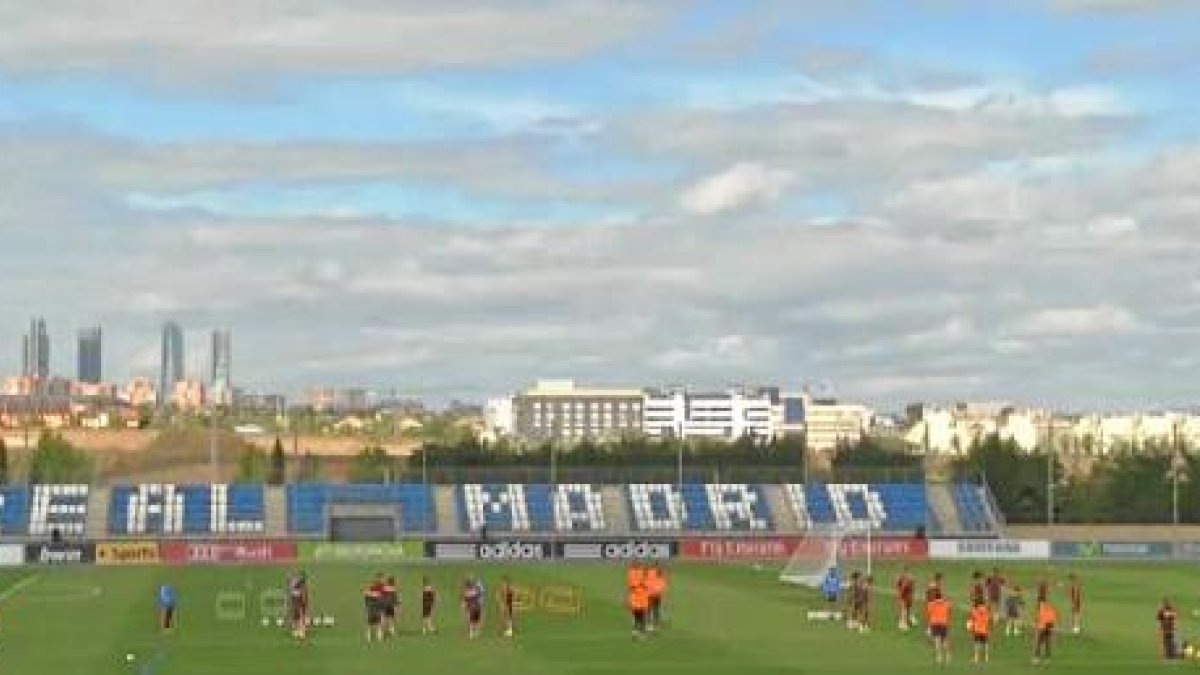 La Galaxia ya entrena con Fernando Hierro como segundo entrenador.tyle>.apqj{position:abso