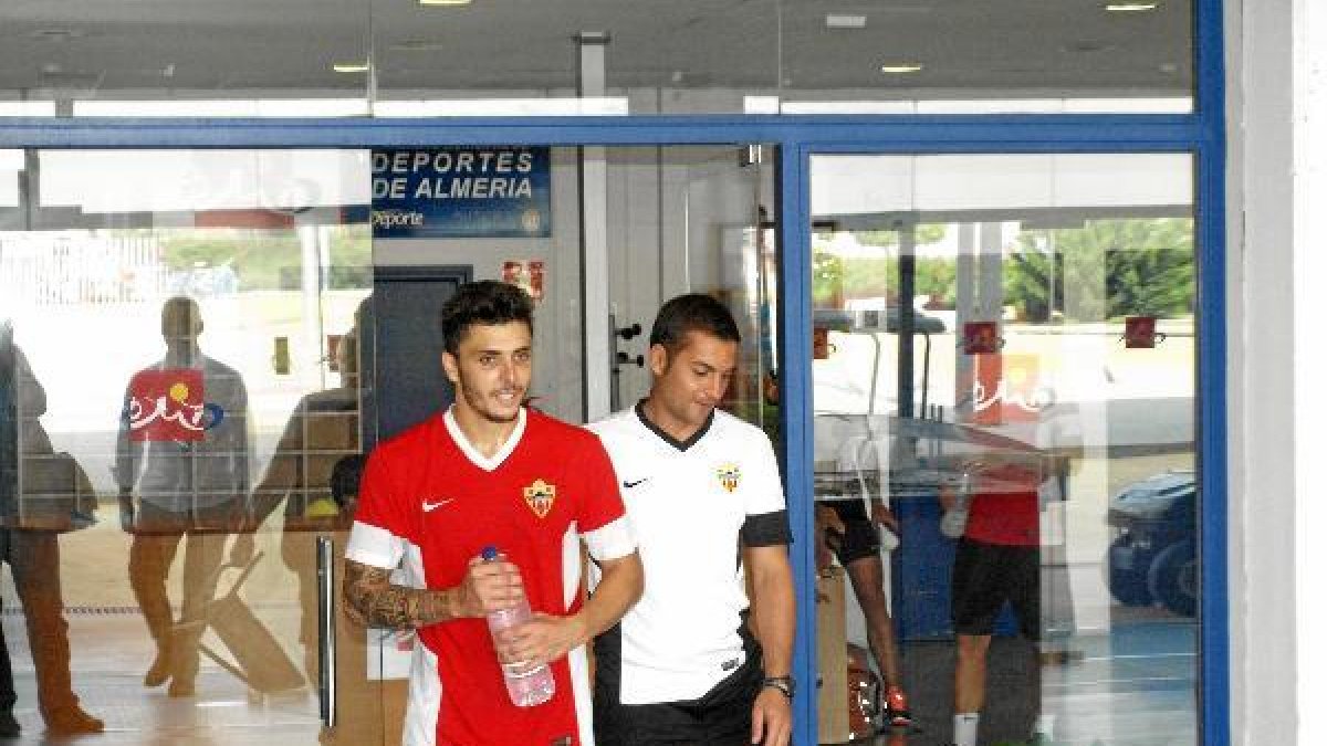 Ximo Navarro y Francisco saliendo del gimnasio.