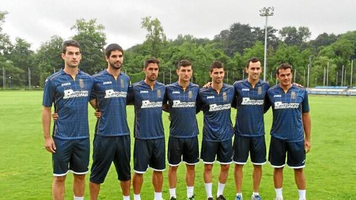 Esteban es el último de izquierda a derecha vestido de azul Oviedo.tyle>.apqj{position:abs