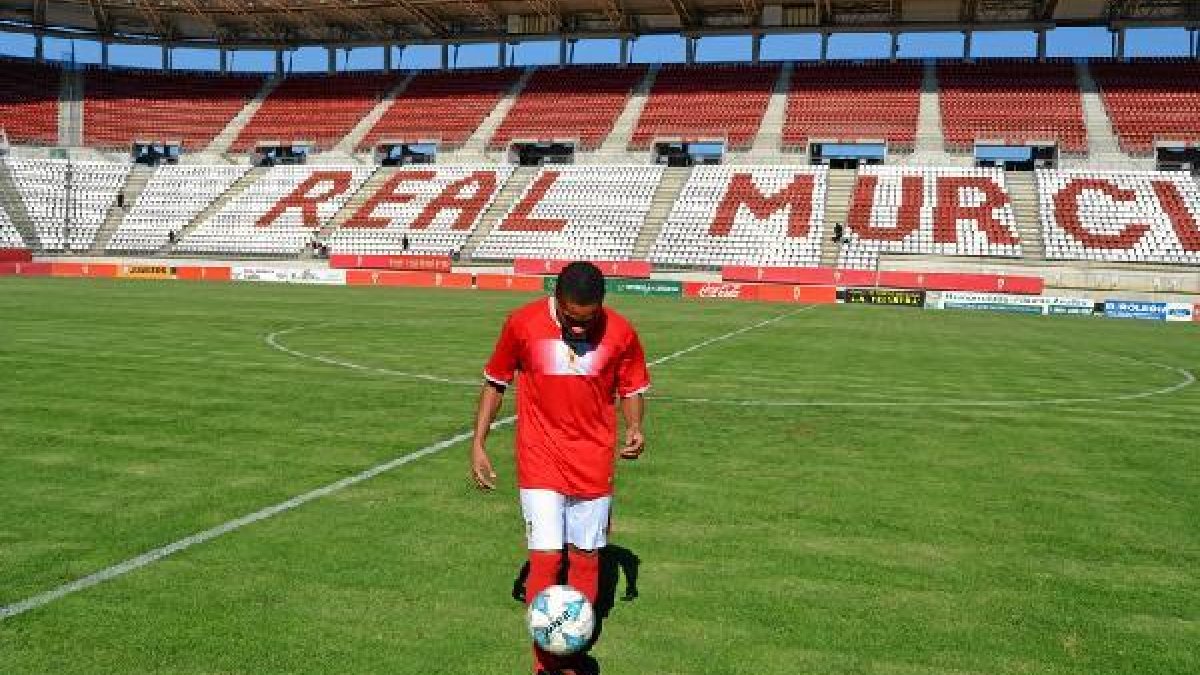 Wellington Silva en su puesta de largo como jugador del Real Murcia.tyle>.apqj{position:ab