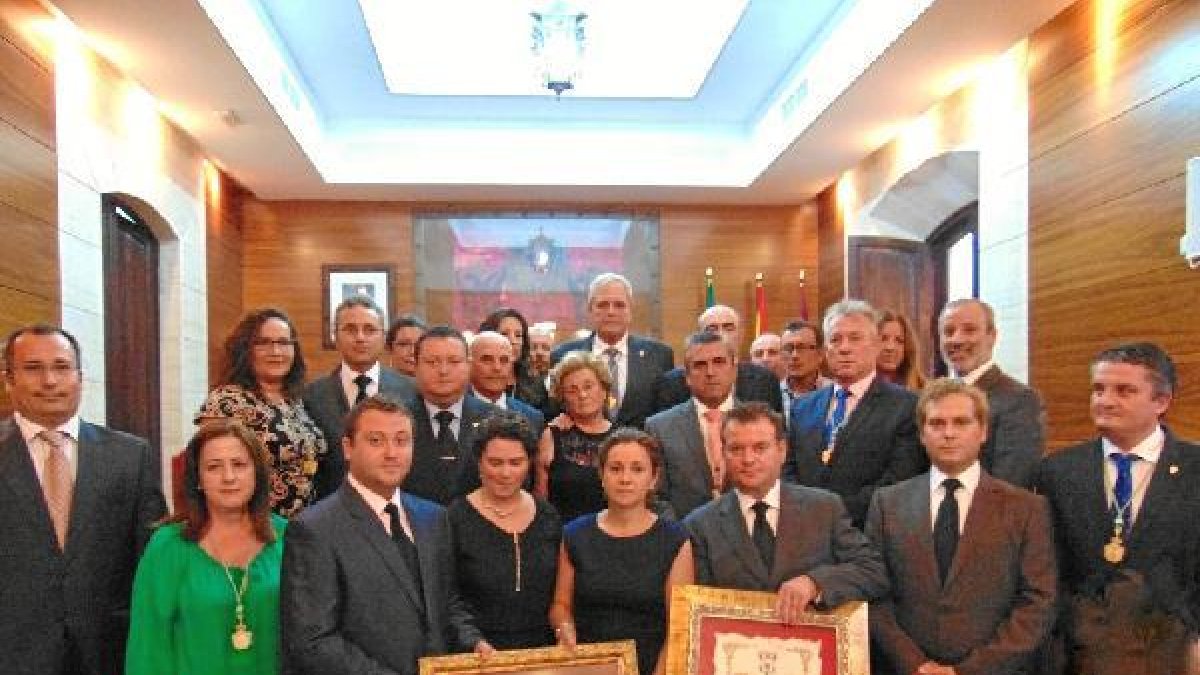 Foto de familias tras el acto oficial x,auto,au