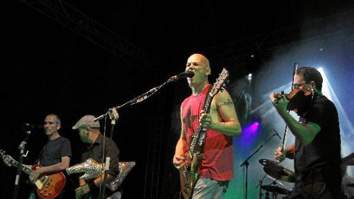La banda vallisoletana en su concierto de Almería.e;clip:rect(4