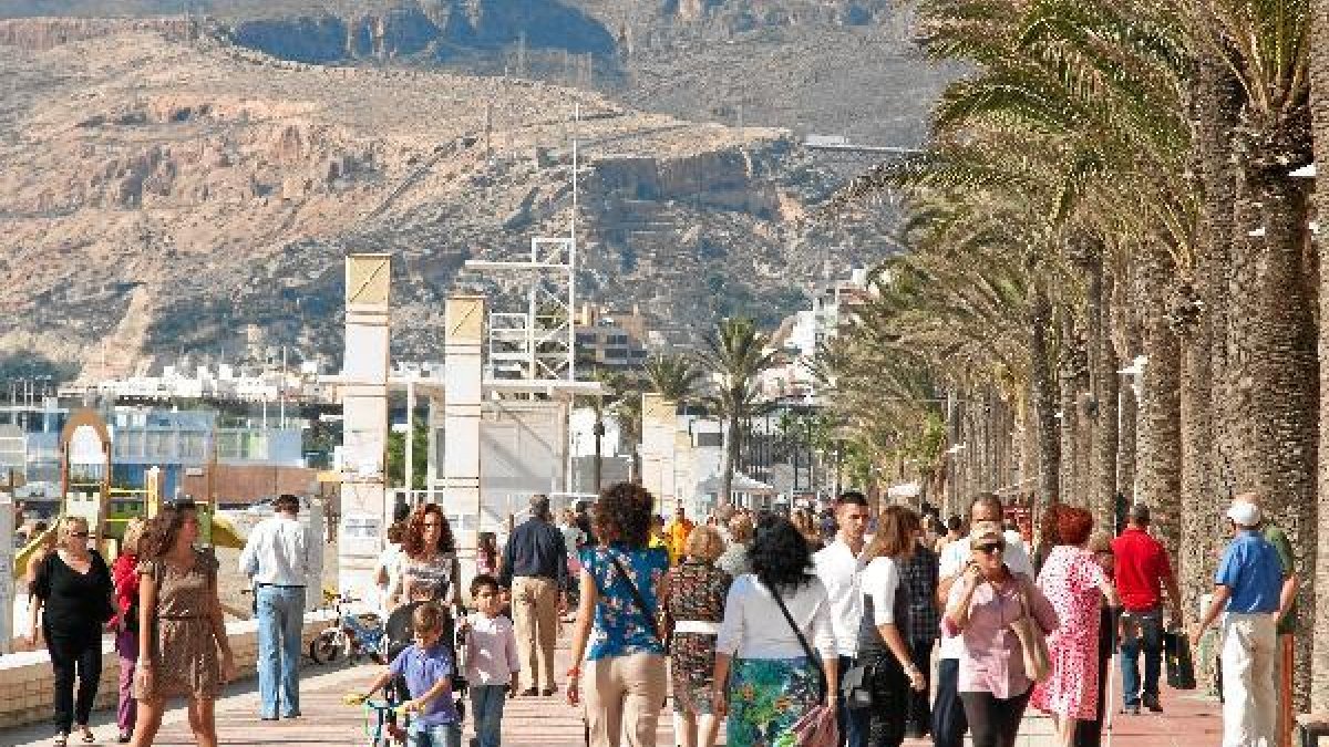 Imagen de archivo del Paseo Marítimo de la capital un domingo, el día en que más personas se acercan