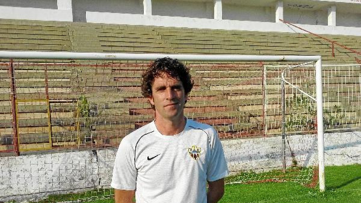 Jose Ortega en la portería de Membrives en el Fondo Norte del Juan Rojas.tyle>.apqj{positi