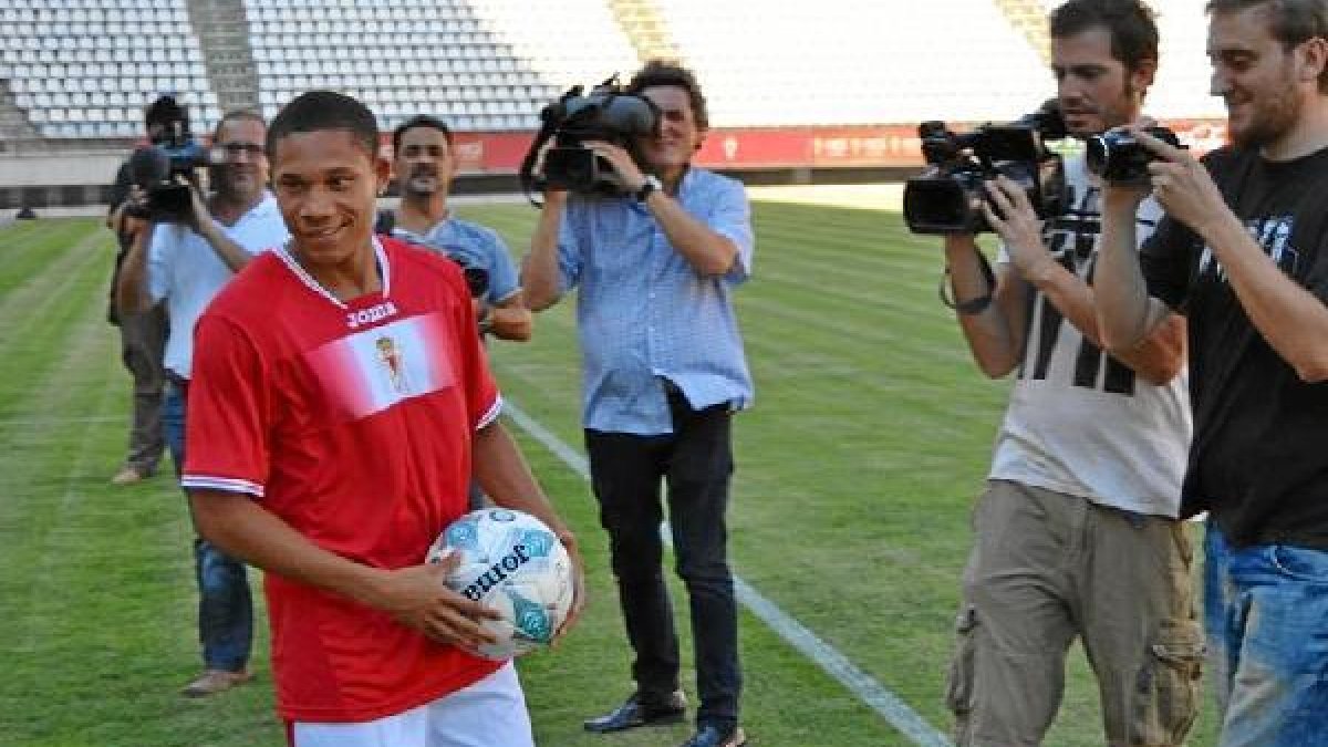 El jugador del Arsenal en su puesta de largo con el Real Murcia.tyle>.apqj{position:absolu