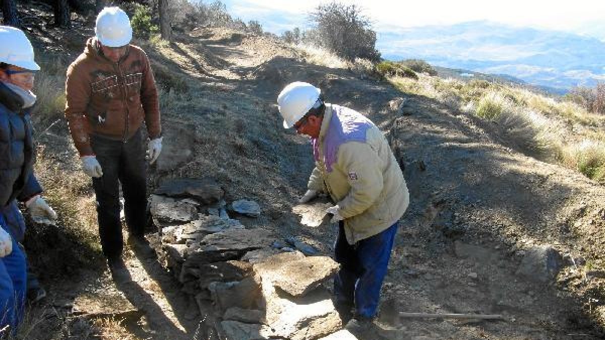 Trabajadores  durante las tareas de recuperación de una de las acequias.tyle>.apqj{positio