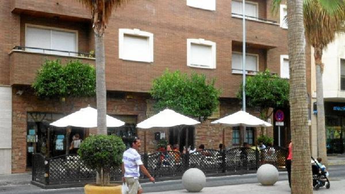 Terraza sobre tarima ocupando arte de la calzada.e;clip:rect(46