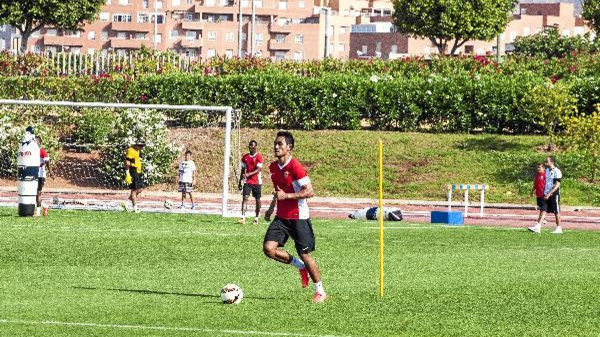 Teerasil demostró un excelente toque de balón.x