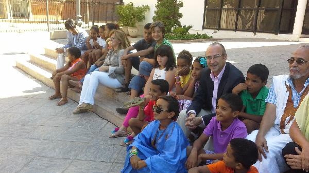El alcalde de Almería recibe a los niños saharauis.e;clip:rect(