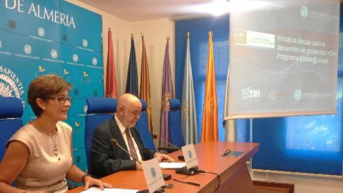 Adriana Valverde y Pedro Molina presentando el programa.e;clip: