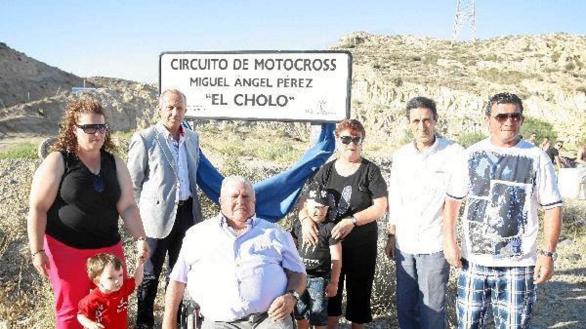 En esta foto de familia aparece el padre del pilo que nos dejaba el pasado año.tyle>.apqj{