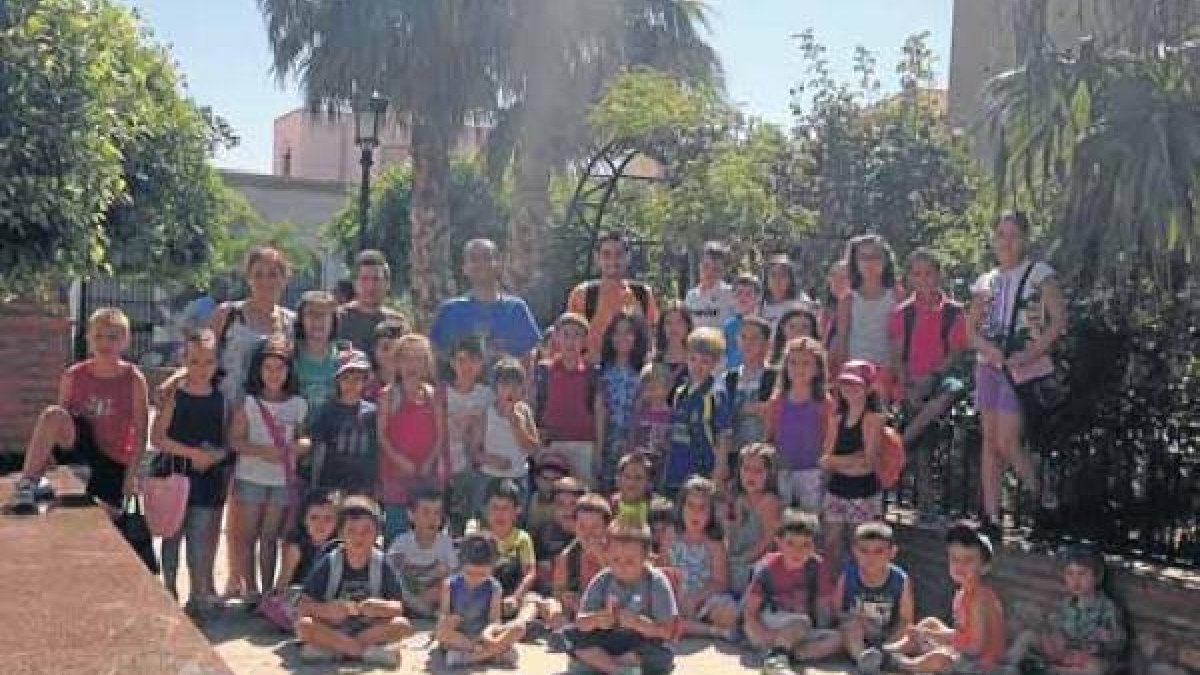 NIños y monitores de la escuela municipal de verano de Tabernas.tyle>.apqj{position:absolu