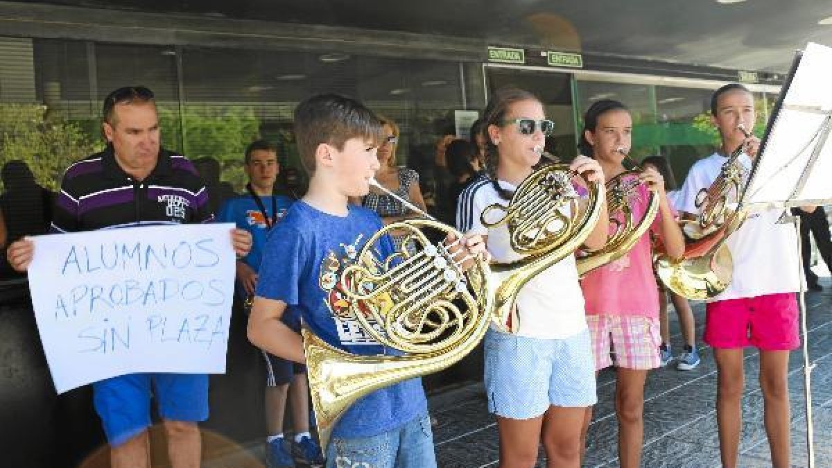 Los alumnos realizando el concierto protesta en la puerta de la delegación de Educación.ty