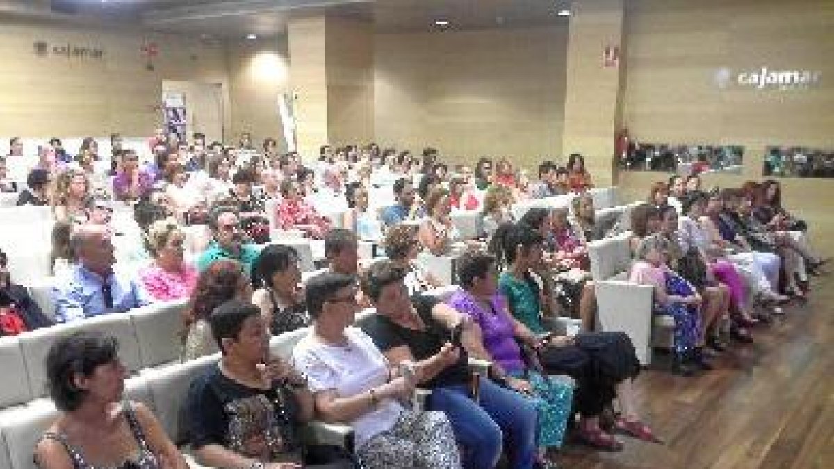 Gran expectación en el salón de actos de la Casa de las Mariposas. tyle>.apqj{position:abs