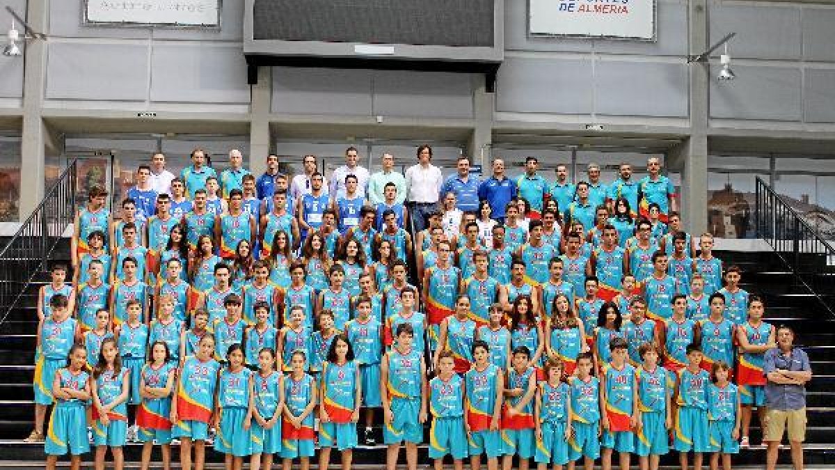 Juan José Alonso en la Clausura, con Luis Parejo, y jugadores y técnicos de la Escuela Municipal Ada