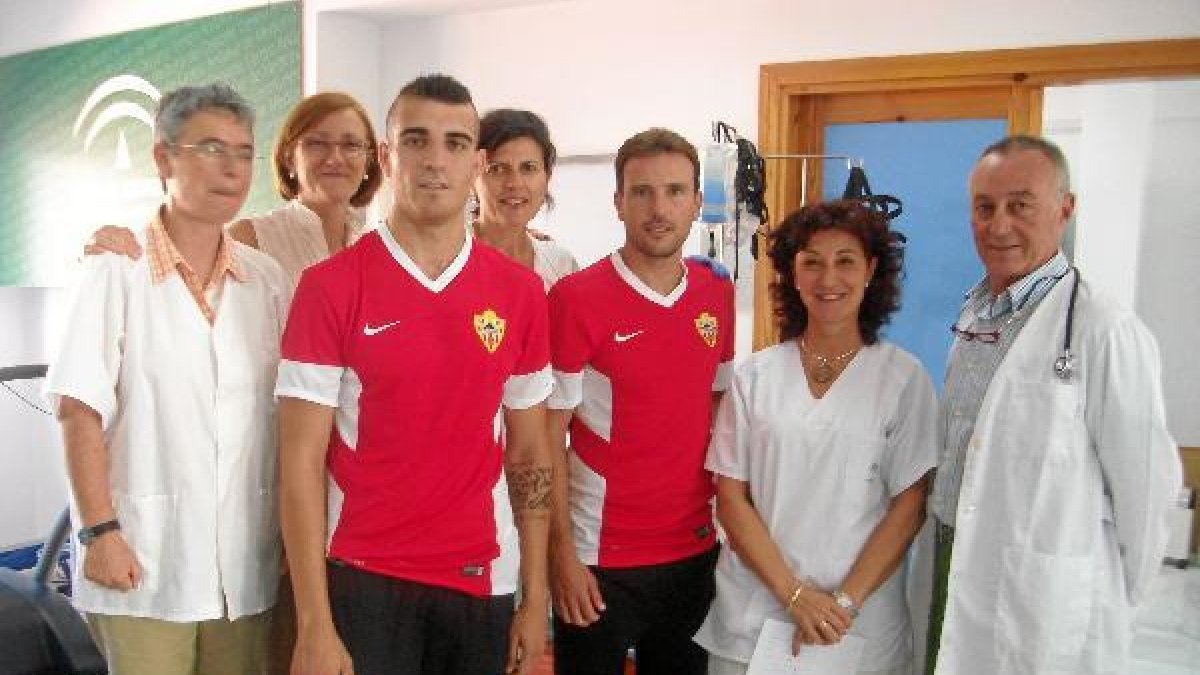 Fran Vélez  Mané posando con los médicos.x,auto