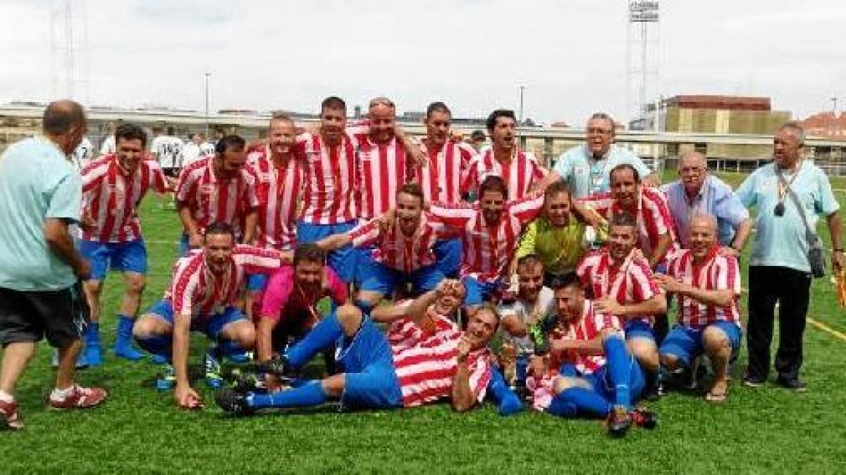 Los campeones del Torneo de Las Rozas posan felices.e;clip:rect