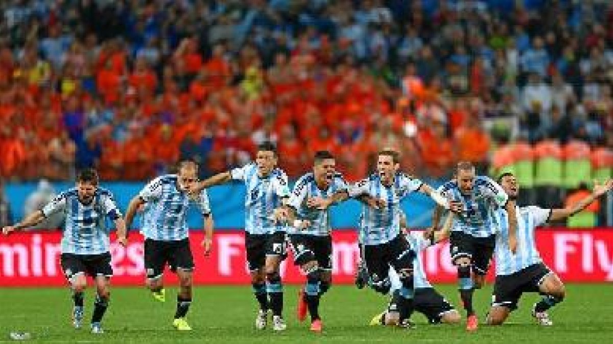 Fiesta final de los argentinos al superar a Holanda.e;clip:rect