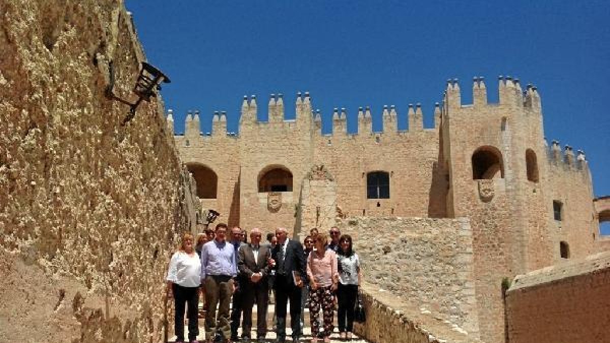 Consejero y alcalde, con otras autoridades, ante el Castillo de Vélez Blanco.tyle>.apqj{po