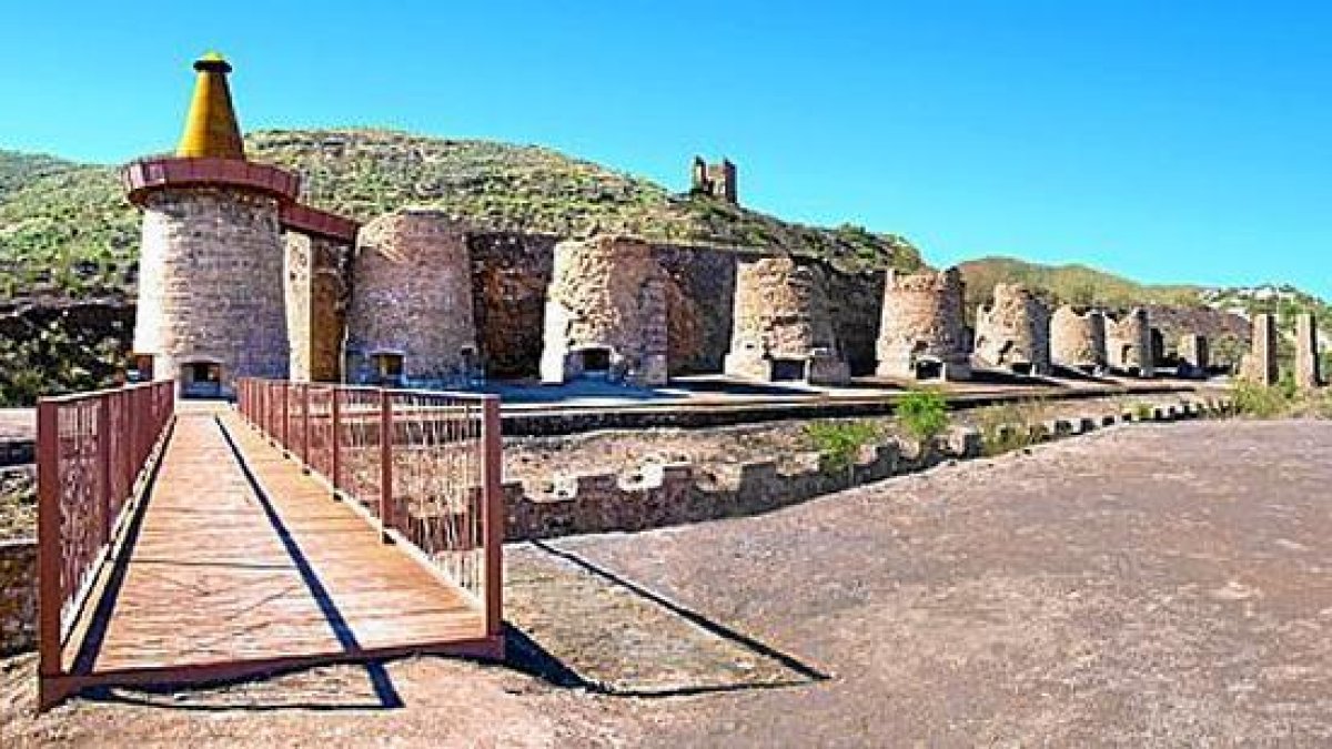 La Vía Verde de Lucainena a su paso por los hornos de calcinación.tyle>.apqj{position:abso