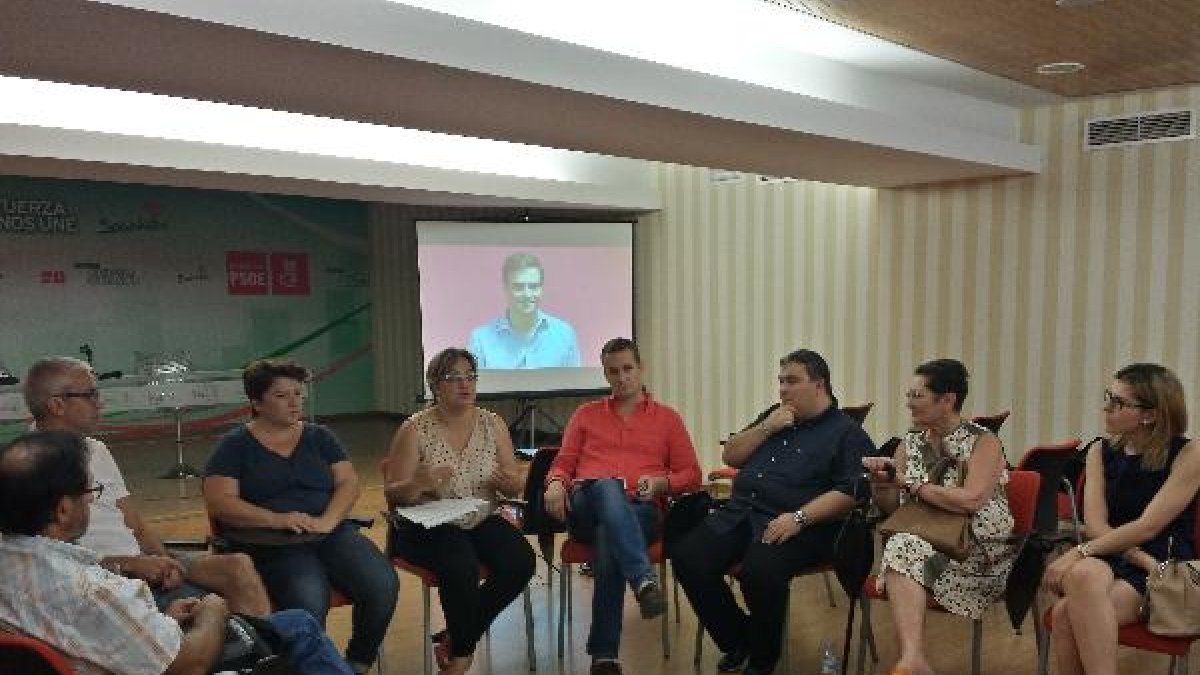Reunión de la Plataforma de apoyo a Pedro Sáncheze;clip:rect(46