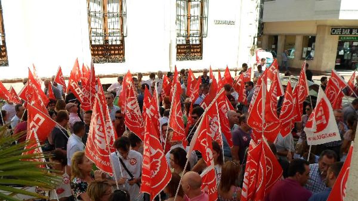 Los sindicatos se concentraron ante la Subdelegación del Gobiernotyle>.apqj{position:absol