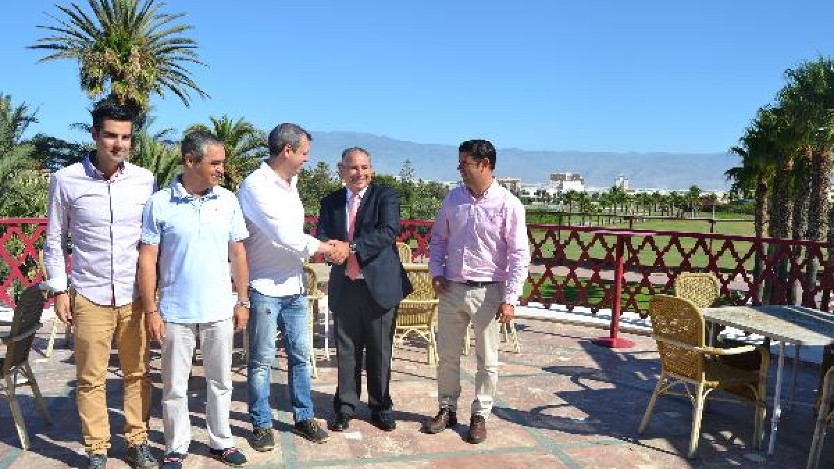 álvarez y López Monzó se dan la mano rodeados del equipo del Club. tyle>.apqj{position:abs