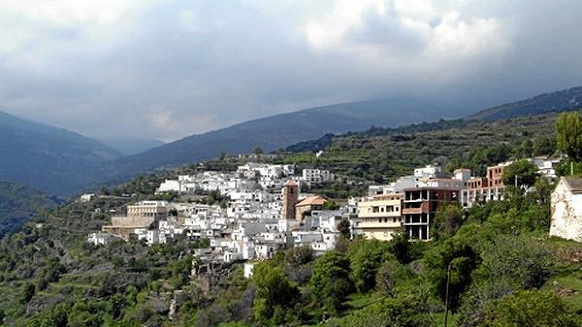 Vista de Bayárcal, un municipio situado en la Alpujarra almeriense.tyle>.apqj{position:abs
