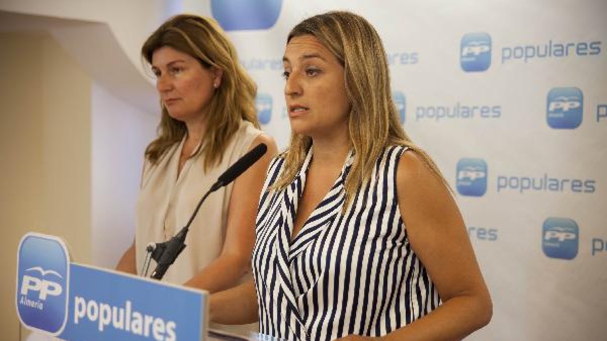 Rosalía Espinosa y la alcaldesa de Viator, María del Mar López.