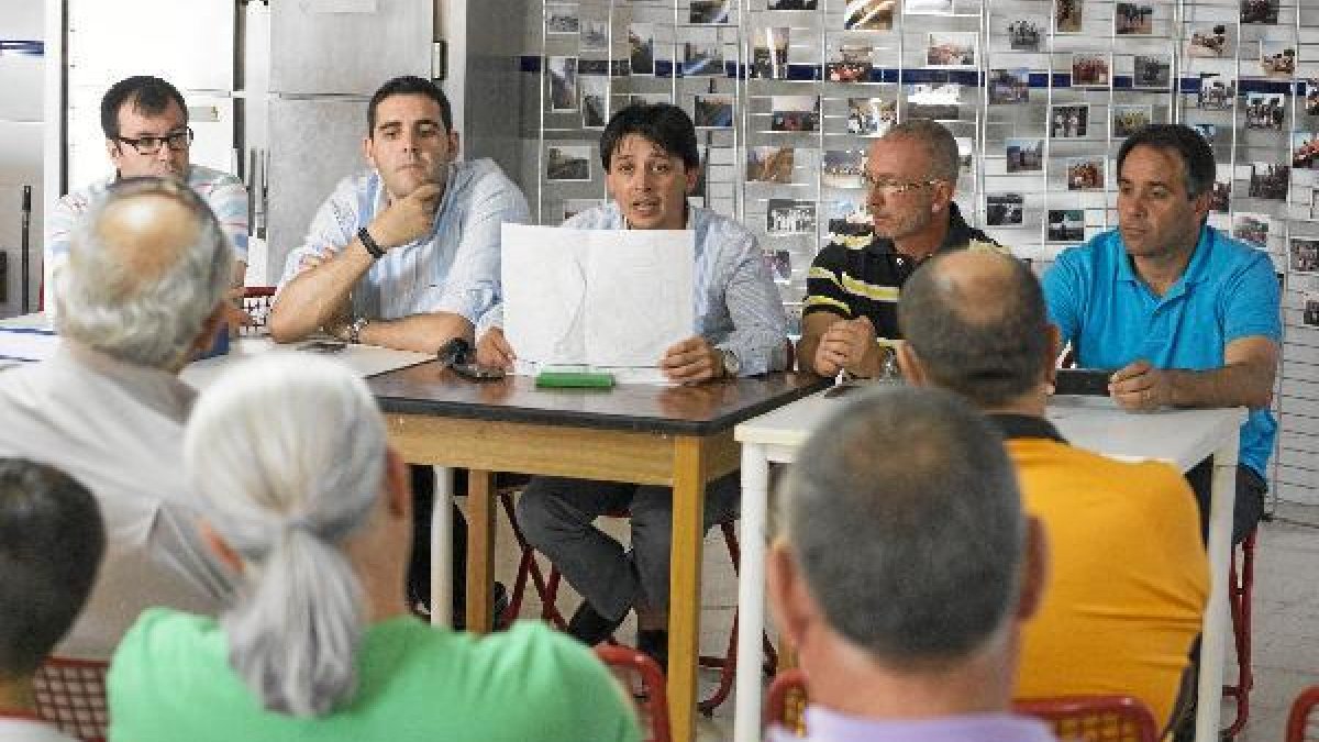 Los concejales Guzmán, Segura y Alonso explican a los vecinos el proyecto de nuevos accesos a Loma C
