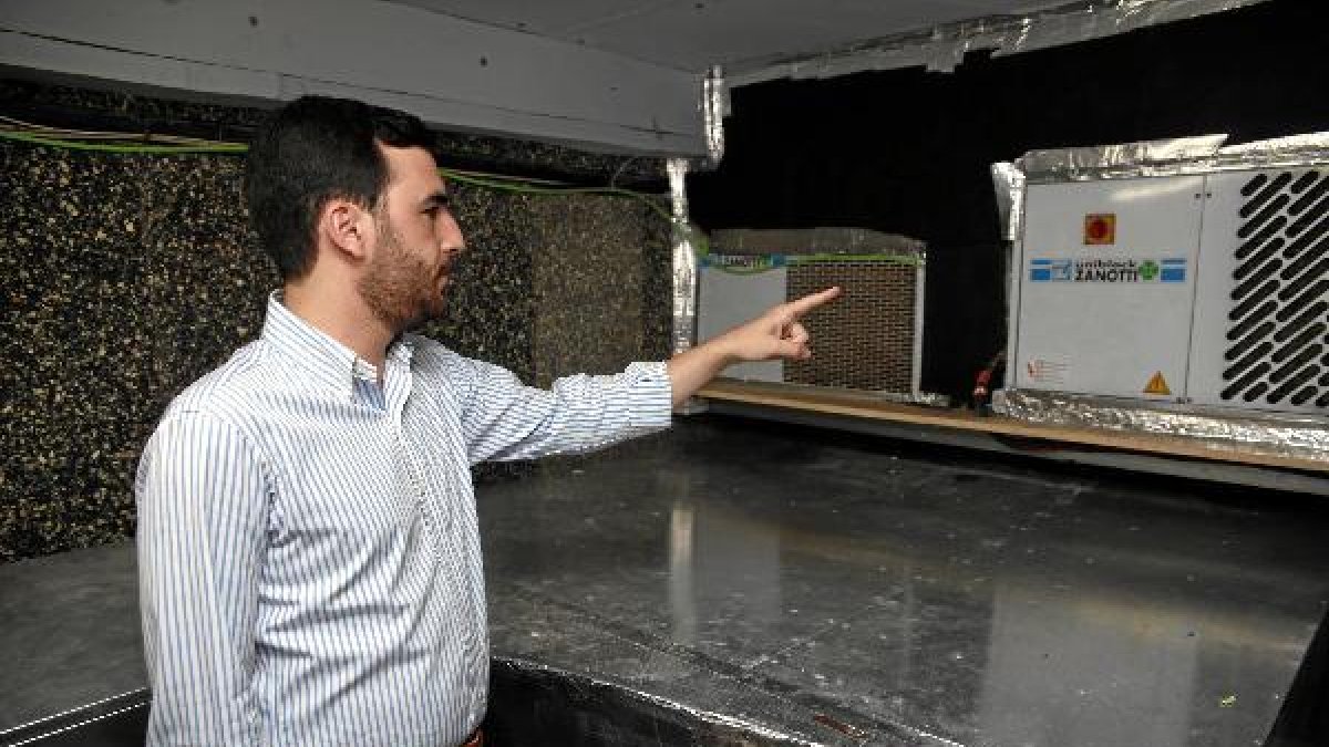 El concejal Carlos Sánchez muestra la máquina de refrigeración del Mercado de los Ángelest
