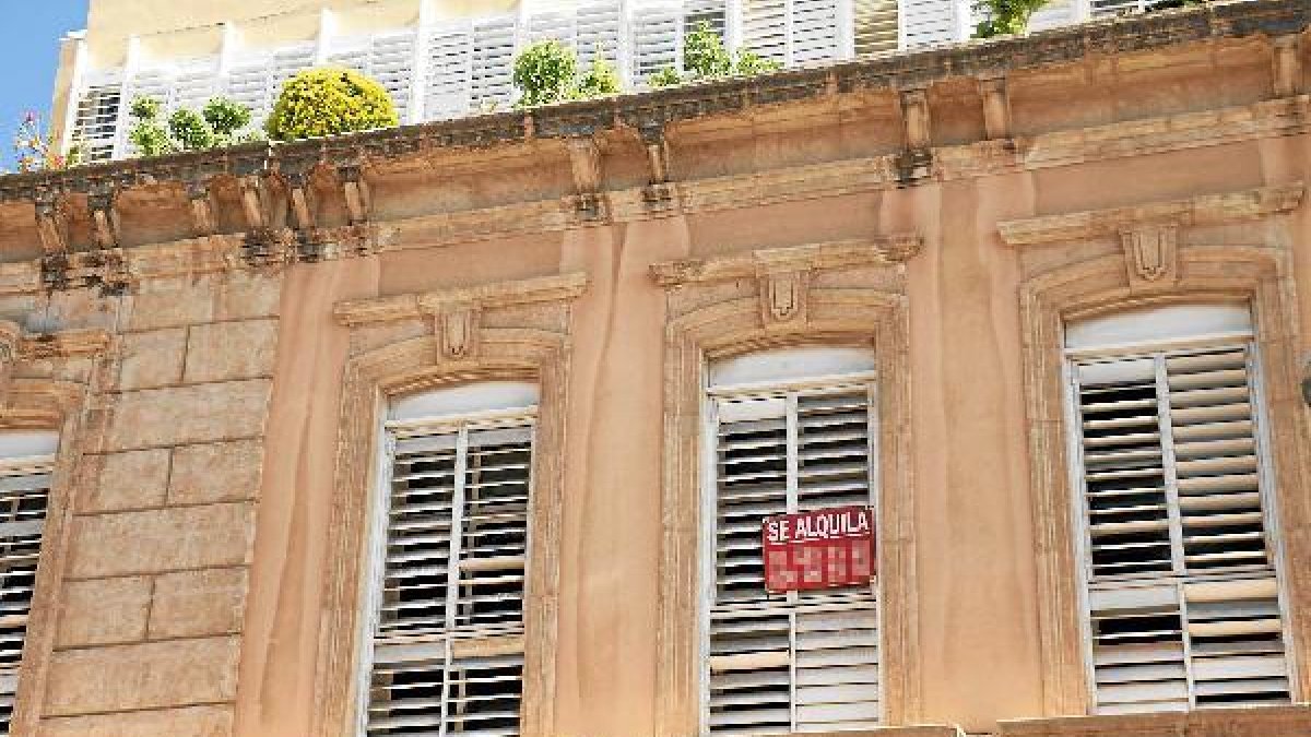 Una vivienda con un cartel de se alquila en Almería.e;clip:rect