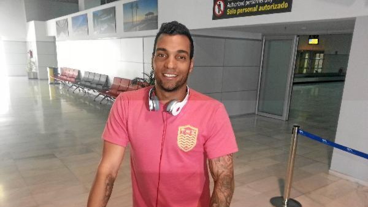 Míchel Macedo posando para LA VOZ en el Aeropuertoe;clip:rect(4