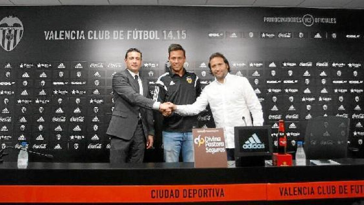 Diego Alves con el presidente del Valencia y Javier Rufete.e;cl