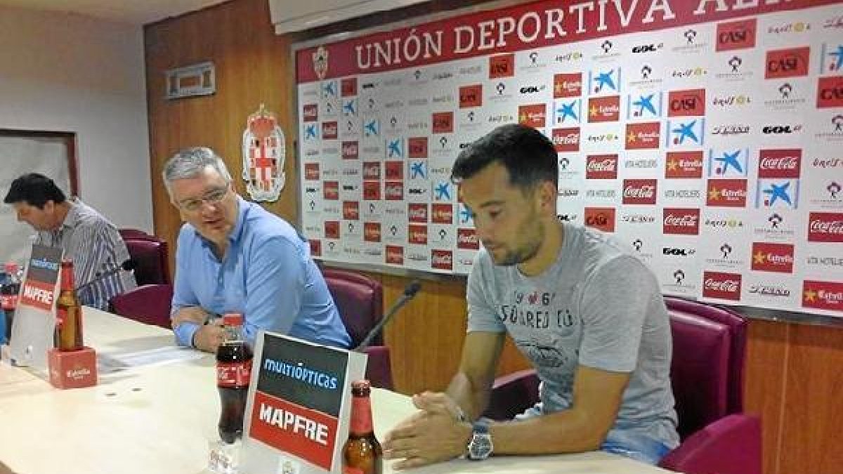 kike González llega para ayudar al Almería .x,a