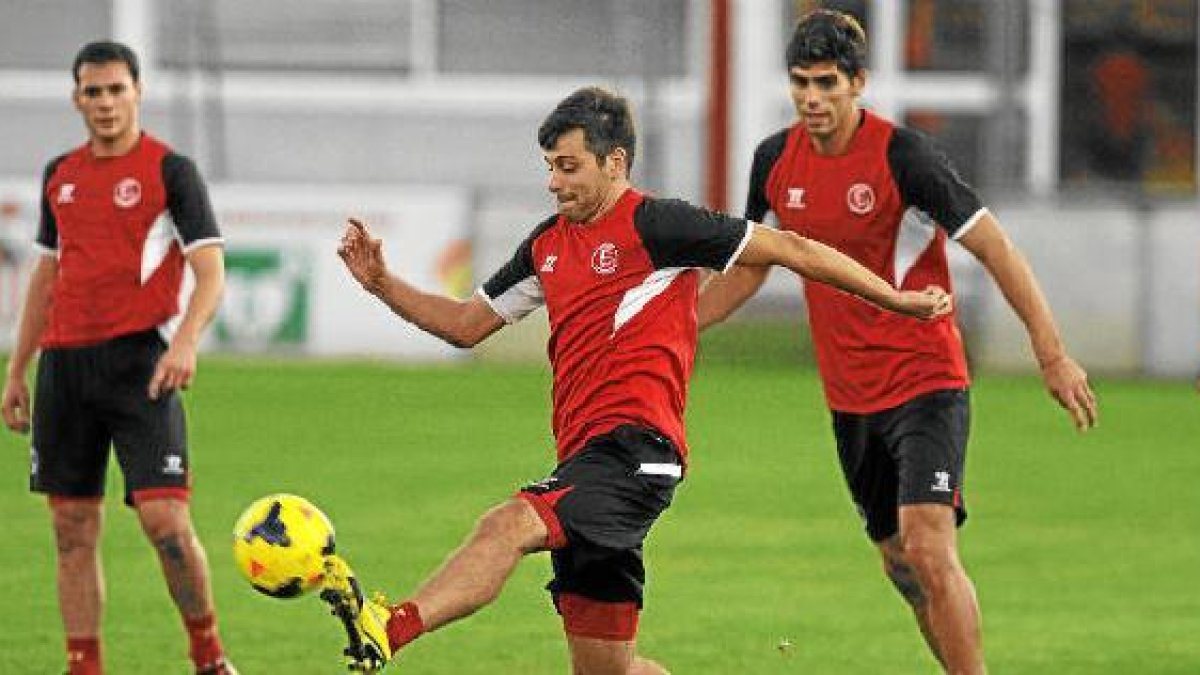 Rusescu en una sesión de trabajo con el Sevilla.e;clip:rect(469