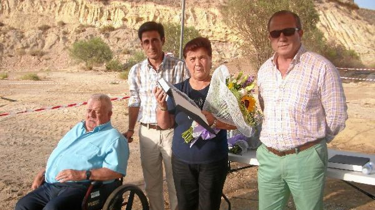 Juan Ibáñez con los padres de Miguel Ángel Pérez Gómez, Cholo.e