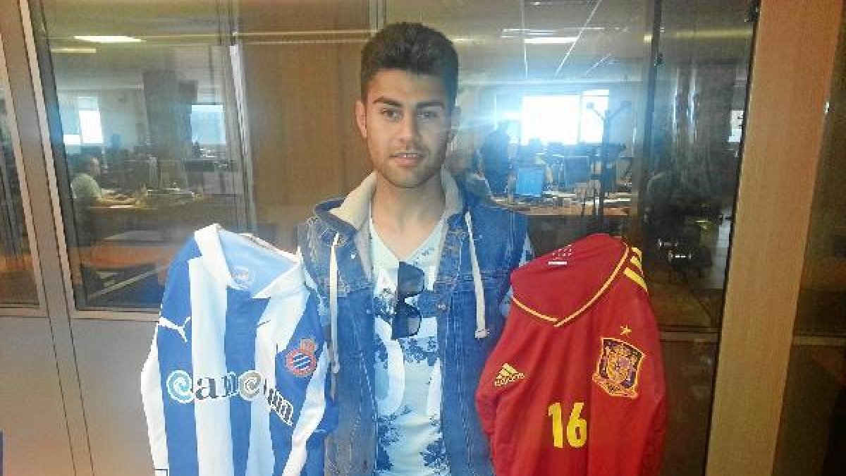 Rubén Duarte con las camisetas del Espanyol y de España.e;clip: