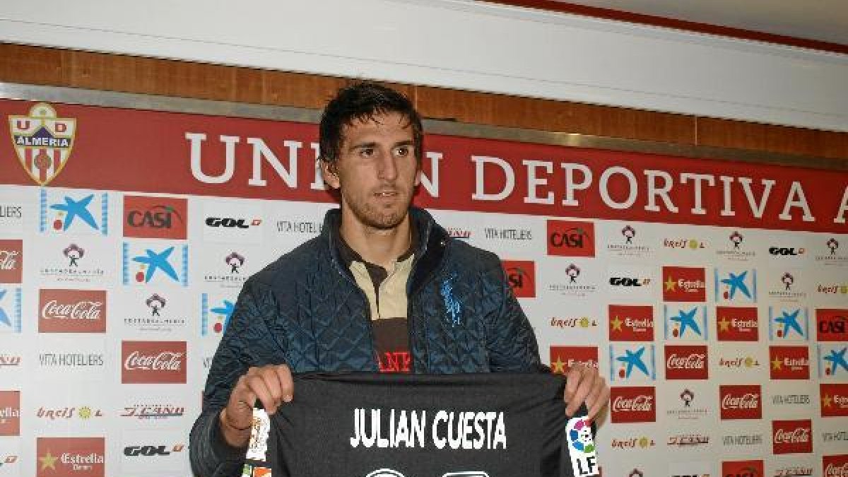 Julián Cuesta en su presentación.o,46